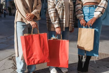 Kadın arkadaşlar alışveriş gününün tadını çıkarıyorlar.