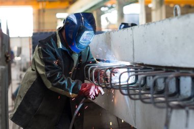 Kaynakçı Kaynak metal parçalar