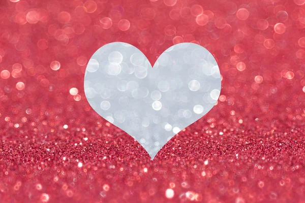 Serce srebrny Brokat na czerwonym tle — Zdjęcie stockowe