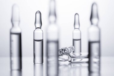 Beyaz arka planda enjeksiyonlar için tıbbi ampüller.