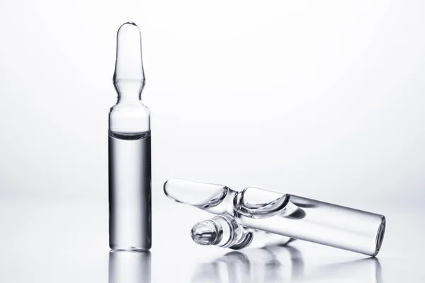 Medische ampullen voor injecties op een witte achtergrond. — Stockfoto