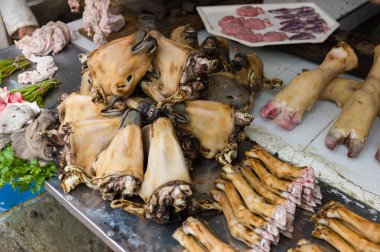 Füme kuzu başkanları, bacaklar ve iç organlar üstünde belgili tanımlık sayaç.