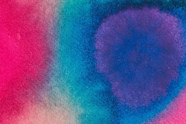 Abstracte lichte aquarel achtergrond. Vloeiende overgangen van blauw naar rood op geweven papier — Stockfoto