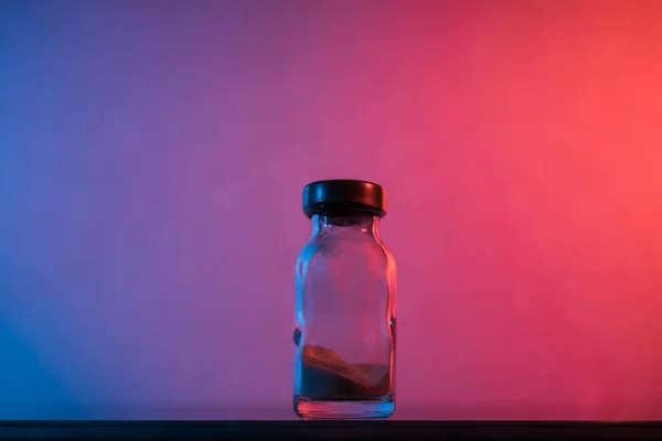 Şişeler için bir renk arka plan üzerinde beyaz toz ile enjeksiyon — Stok fotoğraf