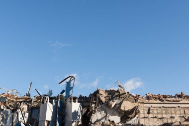 Yıkık duvar mavi gökyüzünde parçası