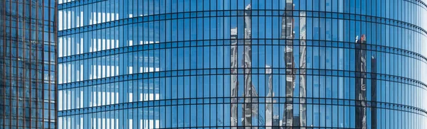 Blaue Fassade eines Bürogebäudes mit Glasfenstern — Stockfoto