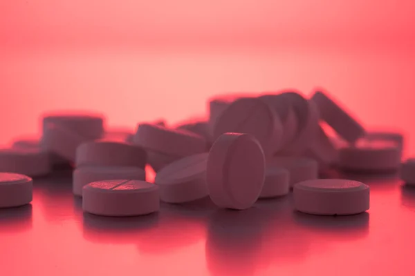 Таблетки под красным светом с эффектом опасности . — стоковое фото