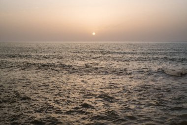 Arka plan için sakin bir okyanus üzerinde renkli günbatımı