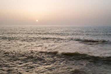 Arka plan için sakin bir okyanus üzerinde renkli günbatımı