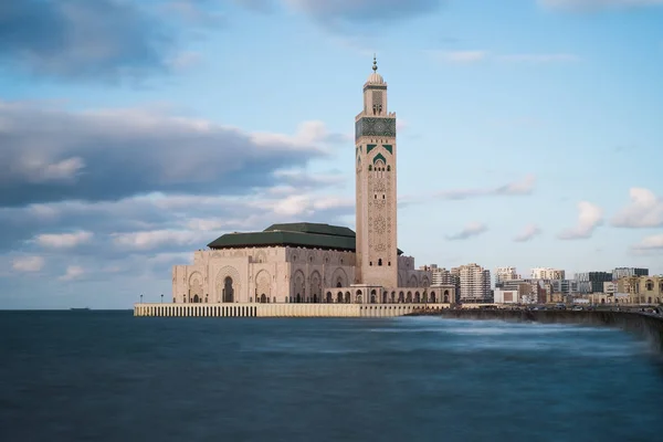 Casablanca, Fas - 3 Eylül 2015 - Hassan II Camii okyanusta duruyor. uzun pozlama.