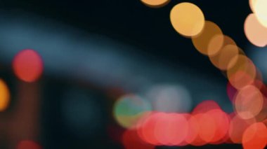 Gece şehir ışıkları. Arabalar meşgul karayolu üzerinde ufuk hareketi.