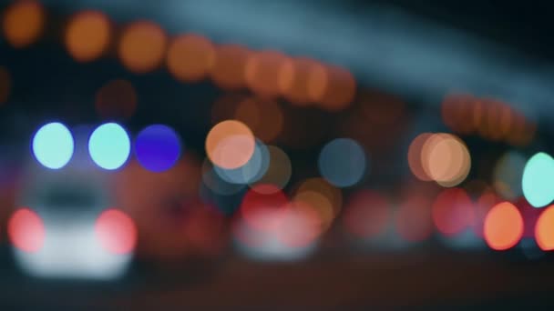 Огни ночного города. Отменённое движение автомобилей на оживлённом шоссе . — стоковое видео