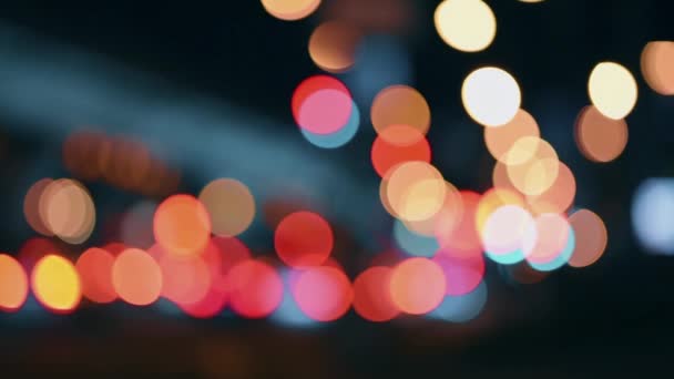 Las luces de la ciudad nocturna. Movimiento desenfocado de coches en una carretera concurrida . — Vídeos de Stock