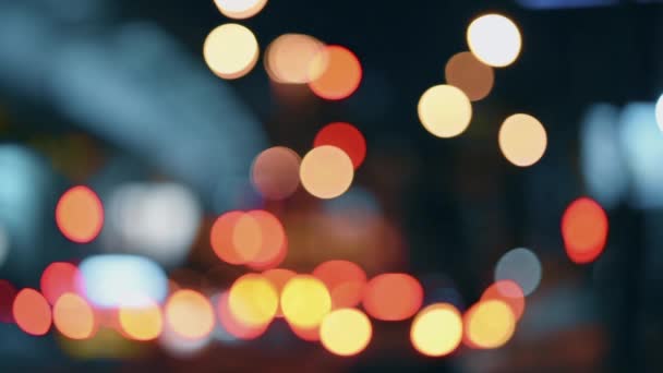 Las luces de la ciudad nocturna. Movimiento desenfocado de coches en una carretera concurrida . — Vídeo de stock