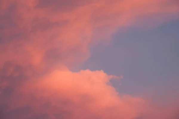 Beautiful blue sky in pink sunset clouds — Stock Photo, Image