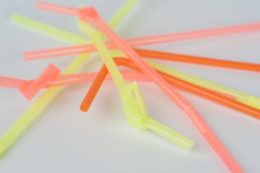 Tek kullanımlık plastik içme saman dokuma. Çevre sorunları hakkında kavramsal fotoğraf.