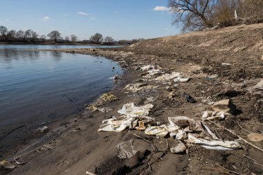 Plastik çöp kıyı şeridi boyunca. Çevre kirliliği.
