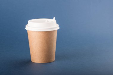 Mavi arka planda beyaz kapak ile Kraft tek kullanımlık fincan