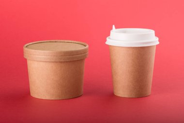 Kırmızı arka planda çorba için tek kullanımlık kahve bardağı ve konteyner