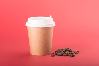 Kırmızı arka planda beyaz kapak ile Kraft tek kullanımlık fincan