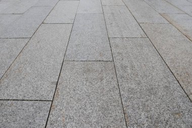 Gri granit. Dikdörtgen döşeme levha. Perspektif görünümü.