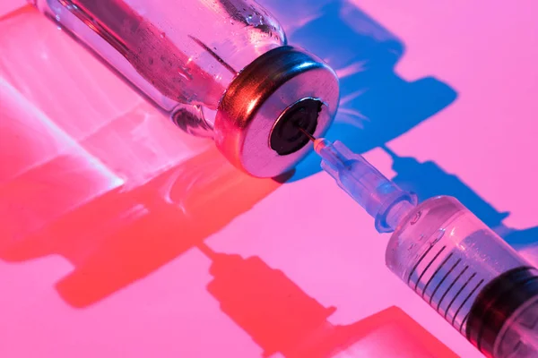 Flacone di vetro con vaccino e siringa per iniezione . — Foto Stock