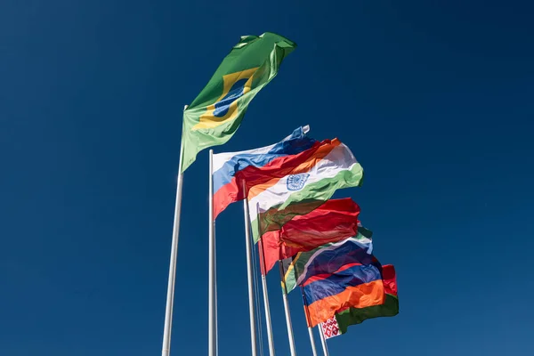 Bandeiras dos países BRICS no céu azul — Fotografia de Stock