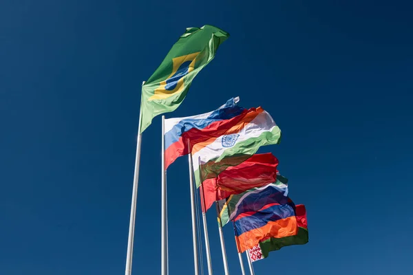 Mavi gökyüzünde Brics ülkelerinin bayrakları