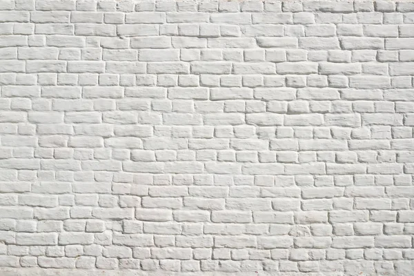 Kireç veya alçı ile kaplı pürüzsüz dikişler ile beyaz tuğla duvar