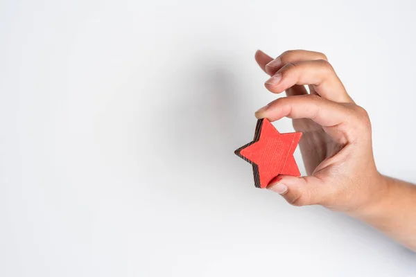 Star rating nella mano dei bambini. Segno di omologazione rosso su sfondo bianco . — Foto Stock