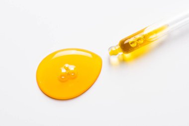 Sarı yağlı kozmetik damlası. Beyaz üzerine yaşlanma önleyici serum.
