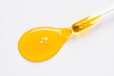 Sarı yağlı kozmetik damlası. Beyaz üzerine yaşlanma önleyici serum.