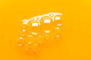 Sarı yağda kabarcıklar. Kozmetik şampuanın dokusu.