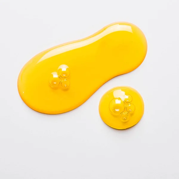 Kosmetiköl Auf Weiß Gelbe Tropfen Aus Nächster Nähe — Stockfoto