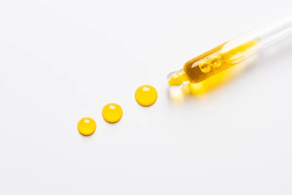 黄色の油で化粧品ドロッパー 白のアンチエイジング血清 — ストック写真