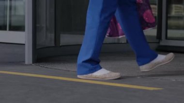 MOSKOW. RUSSIA - 08.11.2020: Bir alışveriş merkezinin döner kapısı. Müşteriler mağazaya gider. İnsanların bacakları..