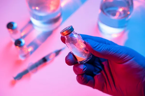 Medico Tiene Una Siringa Con Vaccino Primo Piano Del Guanto — Foto Stock