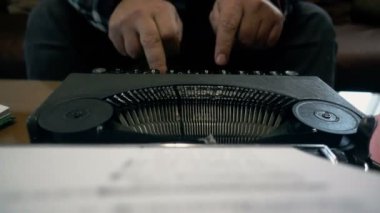Yazar Retro daktilo, yakın çekim kullanarak