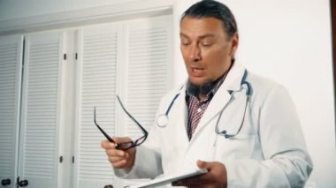 İstişare odaya girme ve hastaya tablet pc tutarak konuşmak hekim ve gözlük