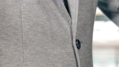 İşadamı kravat ve ceket düzenleme saati kontrol