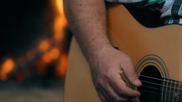 Mão Tocando Guitarra Frente Lareira Close — Vídeo de Stock