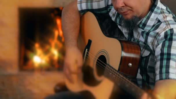 Homem Com Cabelo Comprido Tocando Guitarra Enquanto Está Sentado Frente — Vídeo de Stock