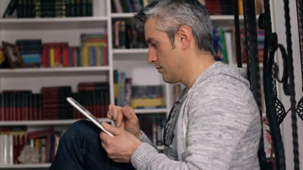 Homme Lunettes Aide Une Tablette Numérique Contre Les Étagères Floues — Video