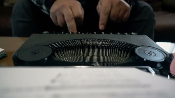 écrivain, à l’aide de la machine à écrire rétro, gros plan