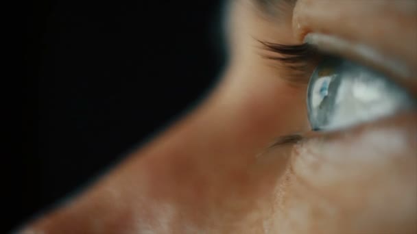 Mavi Gözü Izlerken Bilgisayar Ekranı Sürtünme Göz Yakın Adam — Stok video