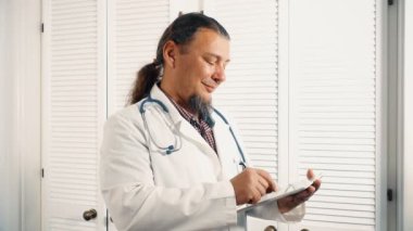 Dijital tablet tutarak ve kamera, 4 k arıyorsunuz neşeli hekim