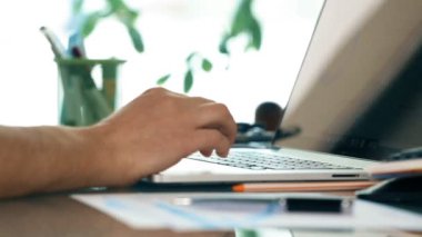Dizüstü bilgisayarda çalışan ve cep telefonu kısa mesaj gönderme el yakın çekim