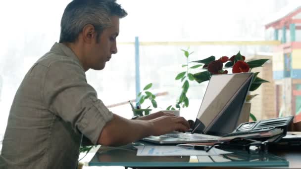 Close Van Casual Mannen Aan Het Werk Laptop Kantoor Aan — Stockvideo