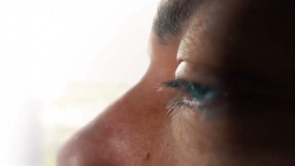 Cerrar Ojos Azules Buscando Hermosas Reflexiones Sobre Iris — Vídeo de stock