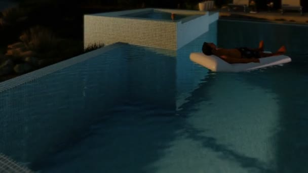 Hombre Mujer Teniendo Actividades Relajantes Junto Piscina — Vídeos de Stock